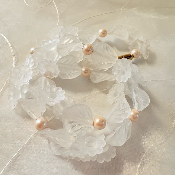 Vintage Avon 80s Jardinia Frosted Floral Pearl Accent Necklace Cottagecore 161 - Picture 7 of 13